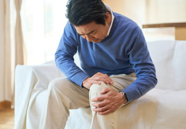 膝痛を感じる男性