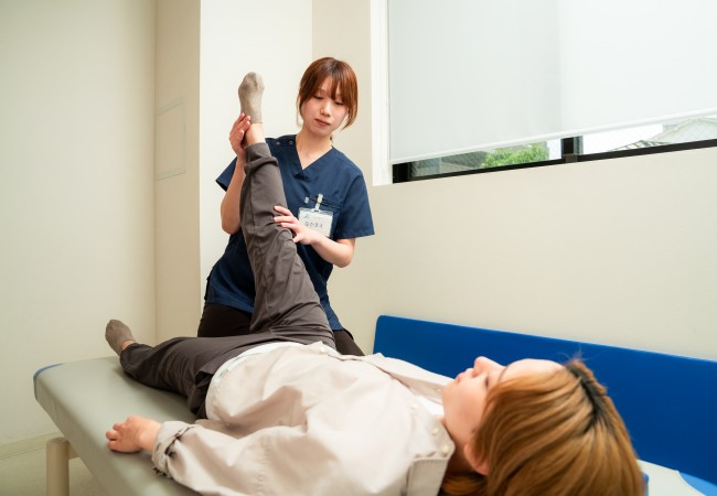 足のリハビリを行う作業療法士